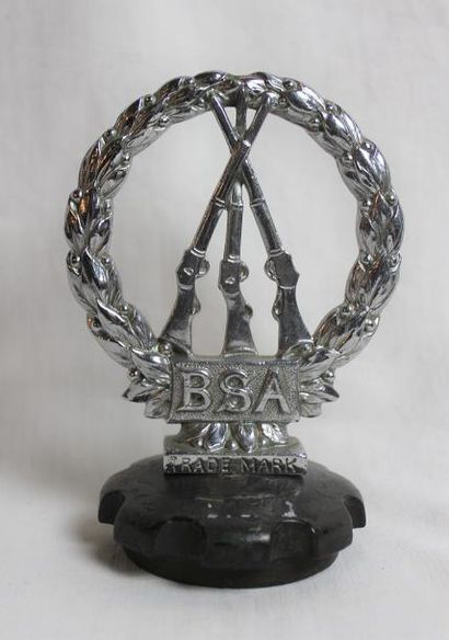 null "B.S.A" Mascotte Desmo, frappée "Copyright" et "Trade Mark", bronze nickelé,...