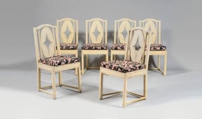null JOSEF HOFFMANN (1870-1956) Paire de chaises en bois laqué blanc à filet doré,...