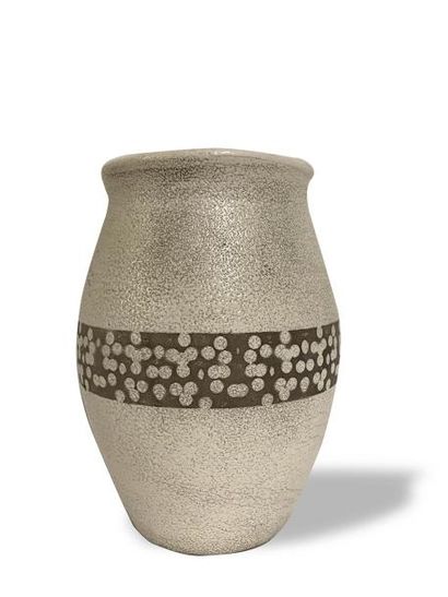  JEAN BESNARD (1889-1958) Vase ovoïde en grès émaillé granuleux crème à décor d’une...