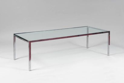 null TRAVAIL DES ANNEES 1960 Table basse, structure chromée et épaisse dalle de verre...