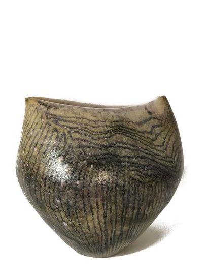 MADO JOLAIN (Née en 1921) Vase pincé en céramique...