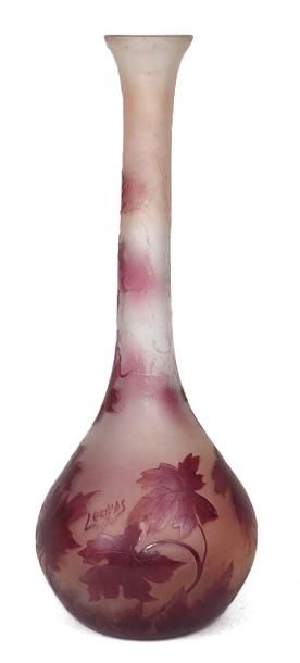  LEGRAS Vase oignon en verre givré dégagé à l’acide de feuille de vigne vierge bordeaux....
