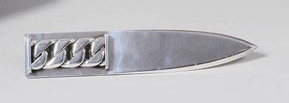 null JEAN DESPRES (1889-1980) Coupe-papier en métal argenté, maille gourmette Signé...