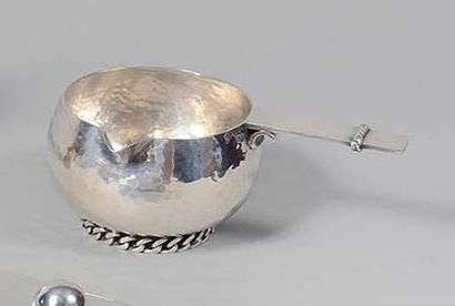 null JEAN DESPRES (1889-1980) Saucière en cassolette en métal argenté martelé bombée...
