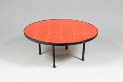  ROGER CAPRON (1922-2006) suiveur de Table basse circulaire en céramique orangée...