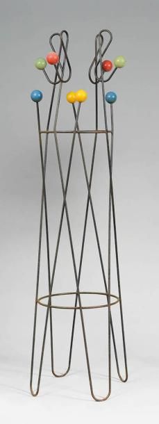  ROGER FERAUD (1890-1964) Porte-manteaux en fil de fer noirci courbé supportant huit...