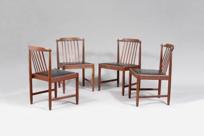  BREOX Editeur, Suède Suite de quatre chaises en bois naturel, pieds fuselés, dossiers...