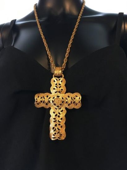 null YVES SAINT LAURENT Collier doré soutenant une grosse croix ajourée