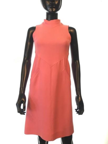 null COURREGES CIRCA 1960 Robe rose en drap de laine avec nœuds au dos, taille 00,...