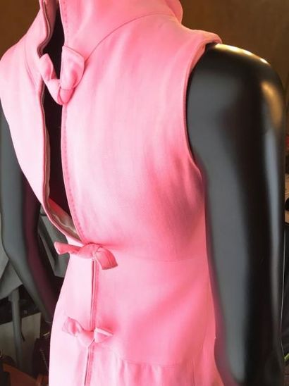 null COURREGES CIRCA 1960 Robe rose en drap de laine avec nœuds au dos, taille 00,...