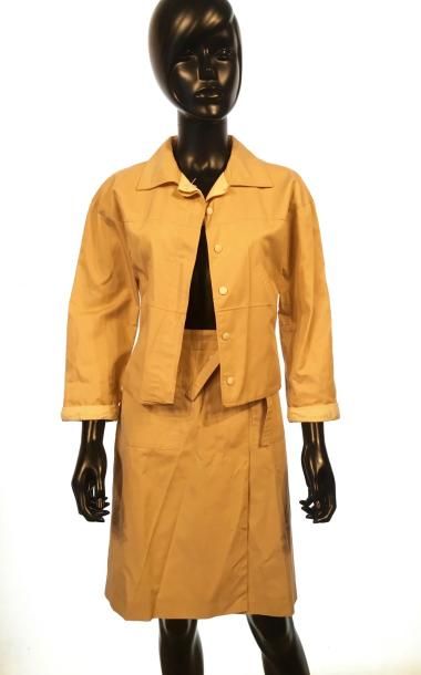 null COURREGES PARIS - CIRCA 1980 Ensemble en coton beige comprenant une veste courte...