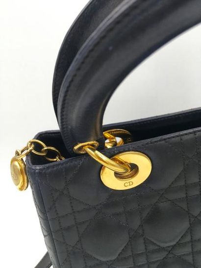 null DIOR Sac modèle Dior en cuir bleu marine 25 x 20 cm , acastillage doré, inetrieur...