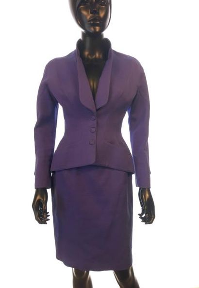 null Thierry MUGLER TAILLEUR composé d'une VESTE et une JUPE en laine lilas. Parfait...