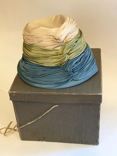 null JEANNE LANVIN CIRCA 1950 Chapeau en soie tricolore avec sa boite en carton (Très...