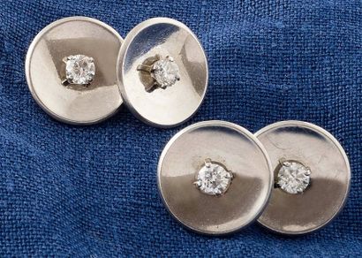 null PAIRE DE BOUTONS DE MANCHETTES

en or gris 750 millièmes et diamants, le motif...