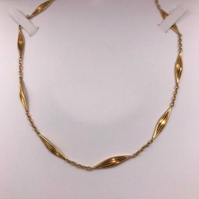 null A yellow gold necklace.