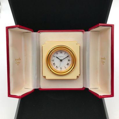 null A enamelled golden metal office alarm clock, Must de Cartier by CARTIER.
Cadran...