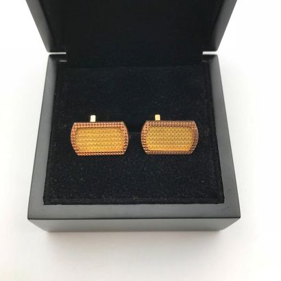 null A yellow gold pair of cufflinks.
