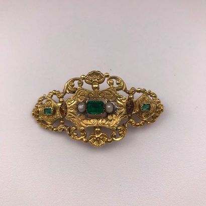 null A yellow gold, green stone and natural pearl brooch.
Poids brut : 5,3 g
Hauteur...