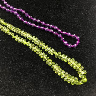 null An amethyst yellow gold necklace, and a peridot yellow gold necklace.
Longueur...