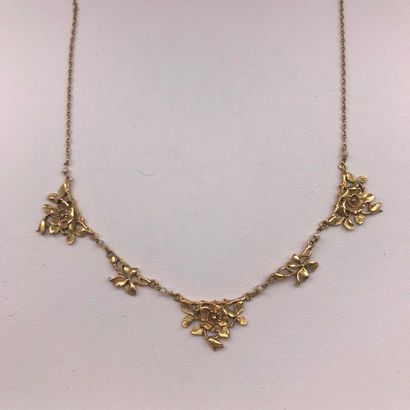 null A yellow gold and natural peark necklace.