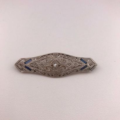 null A diamond, sapphire, platinum and yellow gold brooch.
Largeur : 2 cm