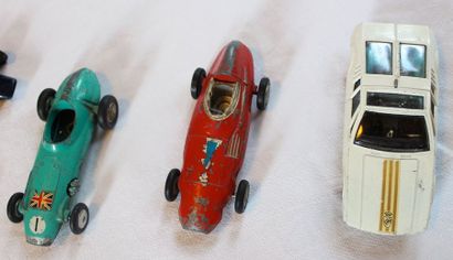 null "CORGI TOYS - Racing Cars"

Lot de dix miniatures au 1/43ème de la marque Corgi...