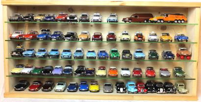 null « Vitrine Citroën DS et Traction »

Vitrine murale contenant 60 miniatures de...