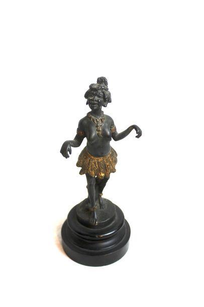null A. RENEVEY

"La Vénus Noire"

Mascotte signée A.Renevey. Bronze argenté polychrome....