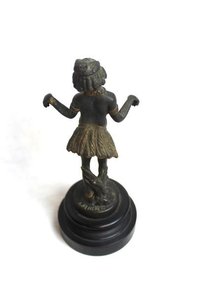 null A. RENEVEY

"La Vénus Noire"

Mascotte signée A.Renevey. Bronze argenté polychrome....