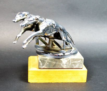null "Racing Greyhound"

Mascotte signée A.E.L Copyright. Bronze chromé, figure au...