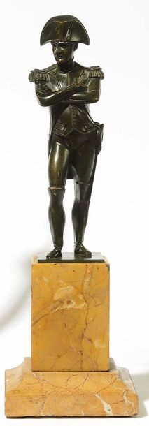 null «L’empereur napoleon ier en pied les bras croises» Sujet en bronze sur socle...