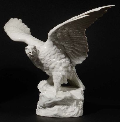  Deux aigles aux ailes déployées en porcelaine blanche émaillée. XXe siècle Ht :...