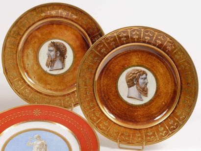 null SÈVRES Deux assiettes en porcelaine dure à décor de profils antiques façon camée...