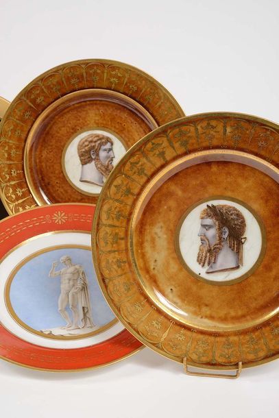 null SÈVRES Deux assiettes en porcelaine dure à décor de profils antiques façon camée...