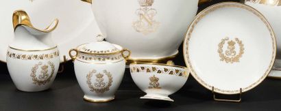 null Manufacture de sevres Service des Princes. En porcelaine blanche décorée à l’or....