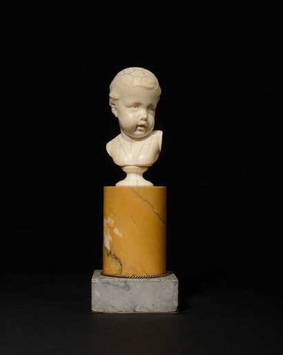 null Canova , attribué à. Ecole du XIXe siècle. « Jeune enfant riant». Buste sculpté...