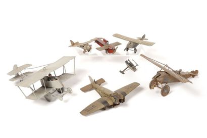 null Lot de petits avions en tôle, certains Penny Toys, d’autres 1914 avec pilot...