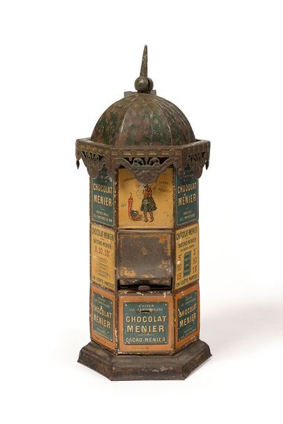 null Kiosque distributeur de chocolat MENIER, époque 1900, tôle lithographiée avec...
