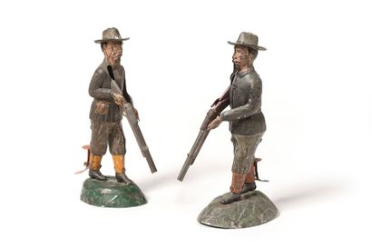 null GUNTHERMANN : Deux chasseurs au fusil, en tôle peinte, avec commande manuelle,...