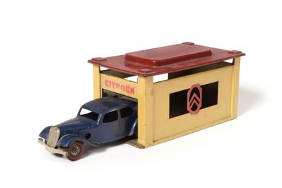 null “Jouet André Citroën  : jouet Citroën traction et un garage tôle” Garage en...