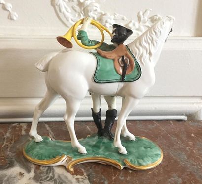 null GROUPE en porcelaine polychrome à décor d'un veneur et son cheval. Allemagne,...
