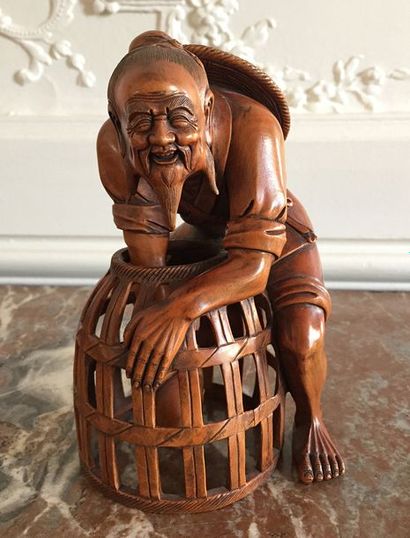 null CHINE Groupe sculpté en bois de fer représentant un pêcheur avec une carpe dans...