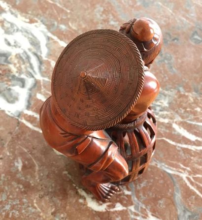 null CHINE Groupe sculpté en bois de fer représentant un pêcheur avec une carpe dans...