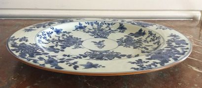 null CHINE Grand plat rond en porcelaine bleu blanc à décor de branchages fleuris....