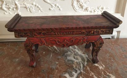 null CHINE Tabouret de tête en bois laqué rouge à quatre patins. Signé au dessous...