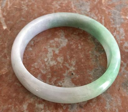 null CHINE Lot de bracelet et un anneau en pierre dure de couleur verte XXème siècle...