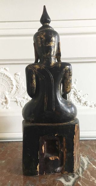 null BIRMANIE Bouddha en bois noirci et doré Début XXème siècle Hauteur: 50 cm (quelques...