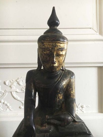 null BIRMANIE Bouddha en bois noirci et doré Début XXème siècle Hauteur: 50 cm (quelques...