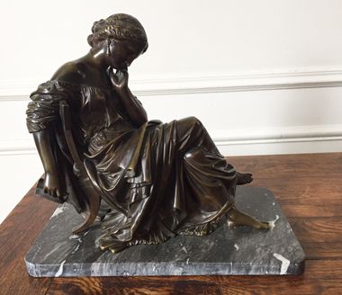 null Auguste MOREAU (1834-1917) Liseuse assise sur un sofa Bronze sur socle marbre...